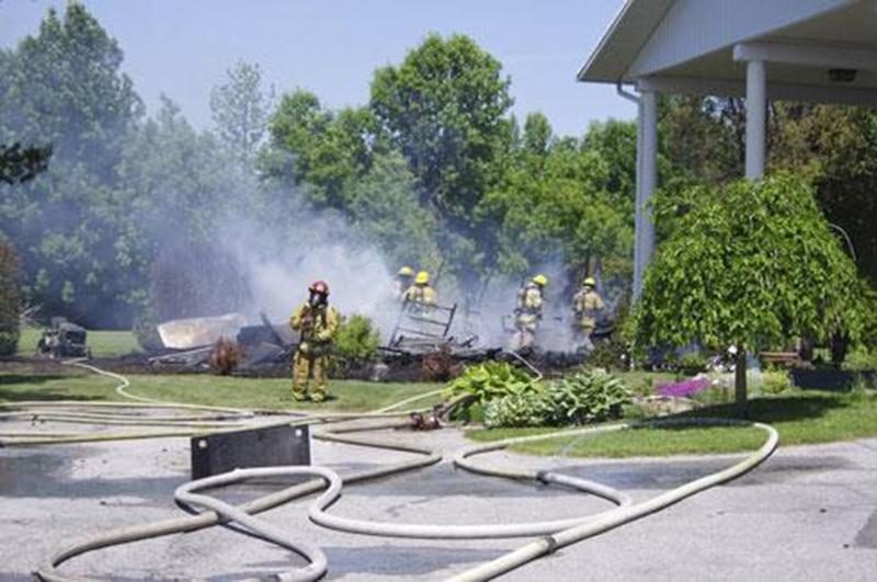Une défaillance mécanique d'un tracteur à gazon s'est transformée en un incendie qui a ravagé un garage résidentiel sur le terrain d'une propriété située sur le 2 e rang à Saint-Hyacinthe. Le tracteur se trouvait dans le garage lorsqu'il a pris feu et les flammes se sont rapidement propagées à l'ensemble de la structure. Le garage et son contenu sont des pertes totales. Les dommages s'élèveraient à plus de 50 000 $. La chaleur des flammes aurait aussi causé quelques dommages à la maison, mais le