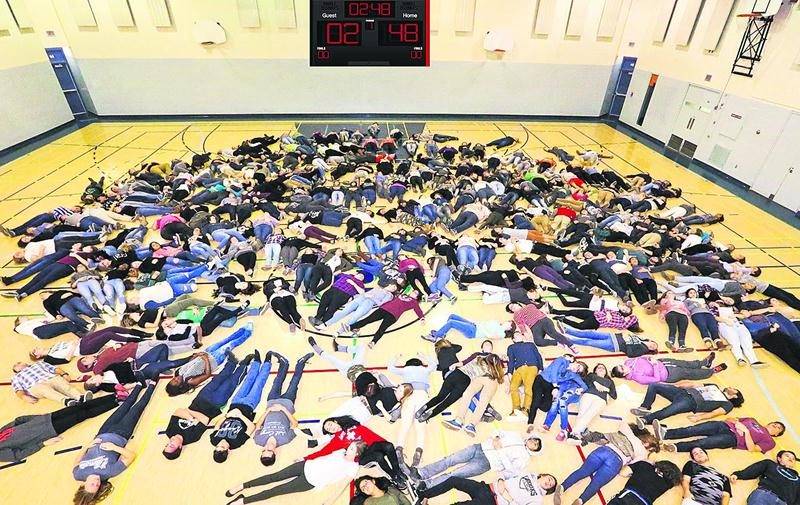 248 élèves de la PHD ont posé, le corps allongé au sol, pour illustrer le nombre de décès sur les routes desservies par la SQ cette année. Photo Sûreté du Québec