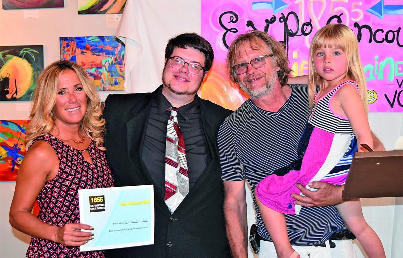 France Gaucher a reçu le prix du public lors du gala lié à l’expo-concours Vie urbaine. Elle pose avec Yannick Viens, responsable bénévole, et Jeannot Caron, vice-président de la galerie.  Photo Alain Bérubé