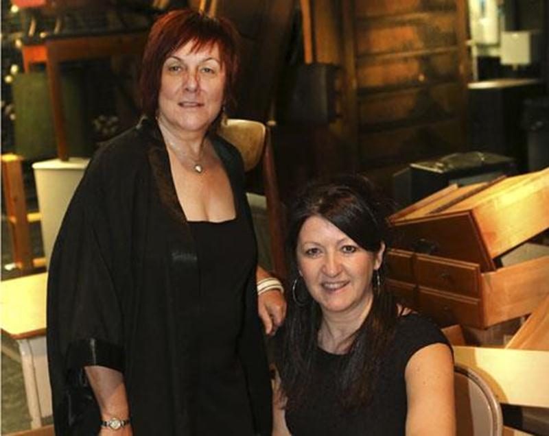 Odette Guimond et Marie-Claude Pion représentent fièrement la notoriété acquise par l'École de Théâtre avec les années, après avoir vu passer les Marc Messier, Joël Legendre, Maude Guérin et Sylvie Léonard de ce monde.