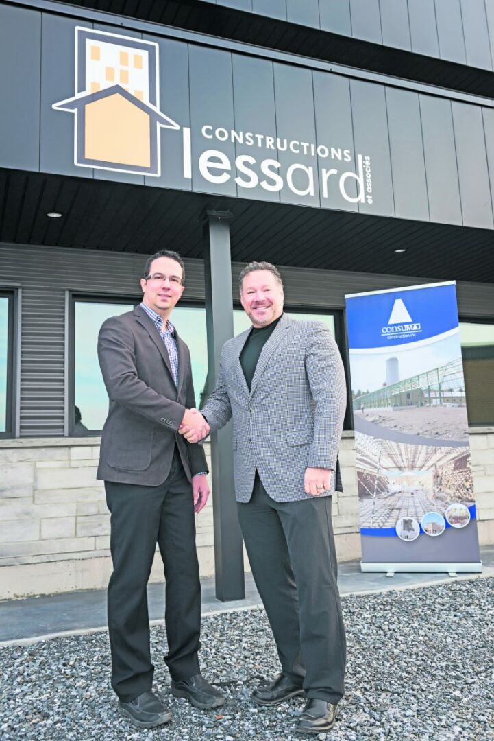 Sur la photo de gauche à droite, Emmanuel Lessard, président de Constructions Lessard et Jean-Denis Major, directeur du développement des affaires chez Consumaj.