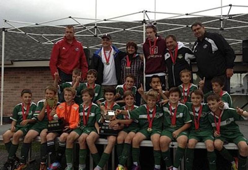 Le FC Saint-Hyacinthe U 12 A masculin a remporté les séries de championnat contre Granby avec une victoire de 5 à 1 en finale. L'équipe a donc mis un terme à une saison remplie de succès. En 15 parties, elle n'a subi la défaite qu'une seule fois, enregistrant 14 victoires. Le U 12 A participera à la Coupe des Grands A à Saint-Hyacinthe le 21 septembre.