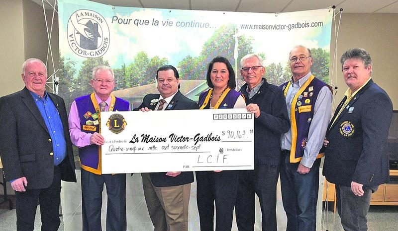 Sur la photo, de gauche à droite : Lions Denis Poulin, responsable des effectifs au Club Lions de Sainte-Julie-de-Verchères, Lions André Déry, ­directeur général de La Maison Victor-Gadbois et Lions de Sainte-Julie-de-Verchères, Lions Jean-Paul Poulin, Gouverneur District U-4, Lions ­Mélanie Marsolais, directrice générale adjointe – financement à La Maison Victor-Gadbois et Lions de Sainte-Julie-de-Verchères, Dr Marsolais, président du conseil d’administration de La Maison Victor-Gadbois, Lions