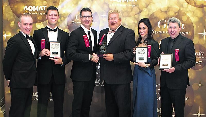 Sur la photo, de gauche à droite : Gesner Blenkhorn et David Anctil, de l’entreprise finaliste Usihome à Magog; Frank De Fabritiis, directeur des ventes nationales chez Shermin Williams et commanditaire du prix, serrant la main d’Alain Messier, de l’entreprise lauréate Produits forestiers Ampro (Mur Design) à Saint-Hyacinthe, aux côtés de deux autres entreprises finalistes, Kim McKenna, de RDTS à Laval; et Yvon Manny, de la compagnie Alu-Rex à Lévis.