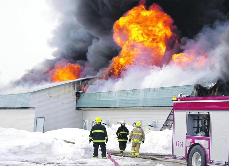 Plus de 100 000 poulettes pondeuses ont péri dans l’incendie de la Ferme avicole B. Morin & fils à Saint-Bernard. Photo Dominique St-Pierre
