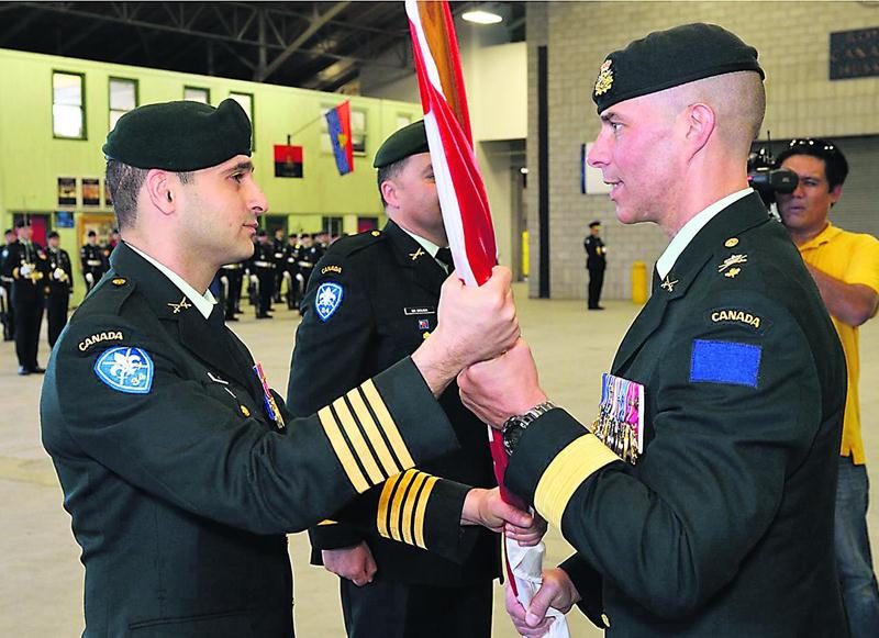 Le 7 juin, le brigadier général Jean-Marc Lanthier (à droite), ancien commandant de la 2e Division du Canada a remis le drapeau du 34e Groupe-brigade du Canada au colonel Dan Chafaï en symbole de prise de commandement.