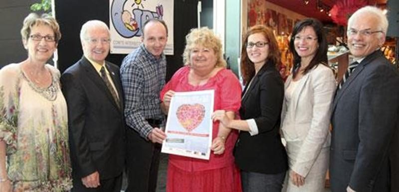 Sur la photo, Françoise Désautels, organisatrice communautaire CLSC des Maskoutains, accompagnée d'Émilien Pelletier, Roger Lafrance, Lucie Tétreault, Geneviève Lapalme, Louise Arpin et André Brochu.