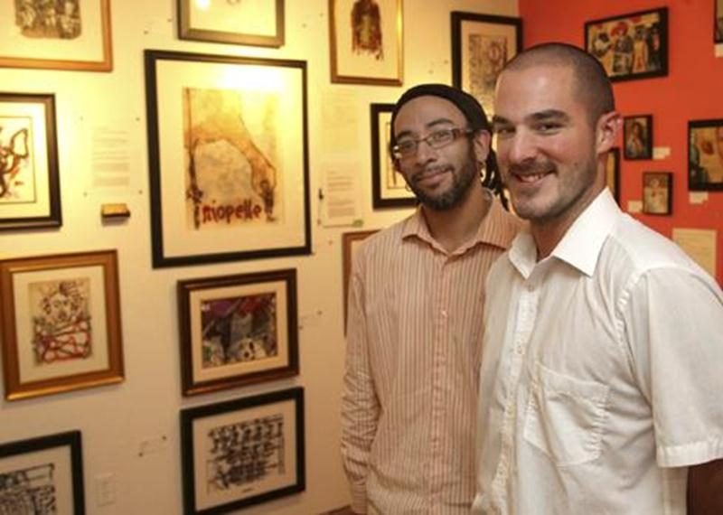 Victor Varacalli, propriétaire de l'Atelier, et Simon Roy, marchand d'art, devant quelques-unes des seize lithographies de Jean-Paul Riopelle dont une qui est mise à l'encan depuis le 1<sup>er</sup> septembre.