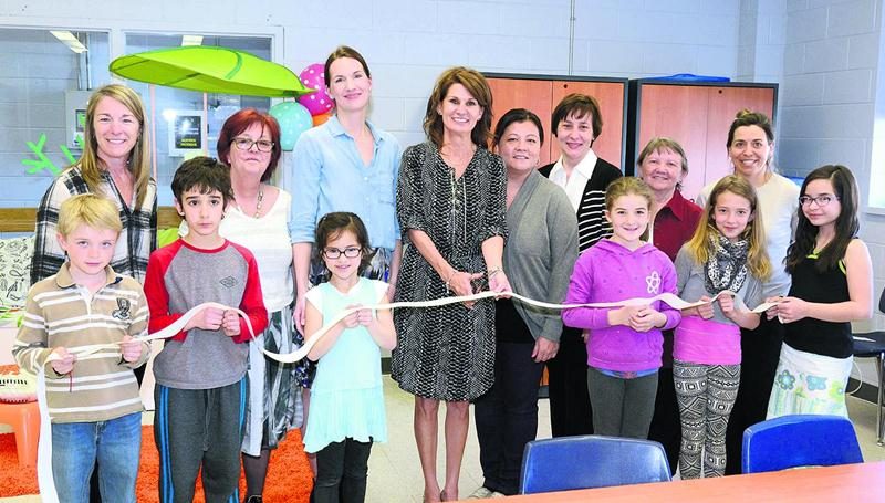 La directrice Nathalie Fréchette inaugure le nouvel espace en compagnie d’élèves de l’école, de bénévoles et le comité bibliothèque. Photo François Larivière | Le Courrier ©