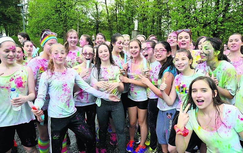 Les filles du CSM ont transformé le Défi 1 km en un véritable party grâce à leur thématique Color Run.  Photo François Larivière | Le Courrier ©