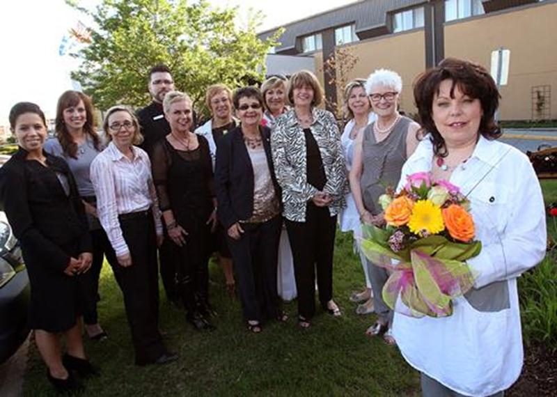 Le 26 avril, la Société canadienne du cancer tenait, pour la 8<sup>e</sup> année consécutive, son souper du « Mardi de Filles » à l’Hôtel des Seigneurs. Un total de 1024 femmes se sont réunies pour la même cause. Céline Desroches a remporté le grand prix de la métamorphose. Sur la photo, on aperçoit les membres du comité organisateur, les commanditaires de la Journée Métamorphose et la gagnante. Au premier plan : Céline Desroches. Première rangée, de gauche à droite : Stéphanie Destrempes, Anik