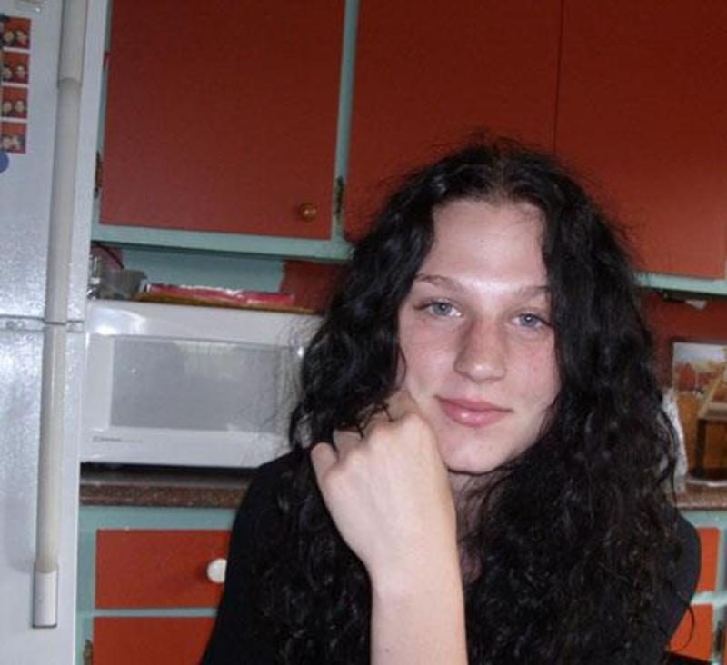 La Sûreté du Québec est à la recherche de Jacynthe Gallant, une jeune Maskoutaine de 17 ans portée disparue depuis deux semaines. Elle a été vue pour la dernière fois le 7 août, vers 18 h 15, à Saint-Hyacinthe. L'adolescente avait indiqué avoir trouvé un travail à l’exposition agricole. Elle portait des jeans bleus et un sac à dos. La jeune fille mesure 1,65 m, pèse 59 kg, a les yeux bleus et porte les cheveux noirs, longs et frisés. Elle circule sur un vélo de montagne gris-vert et pourrait êtr