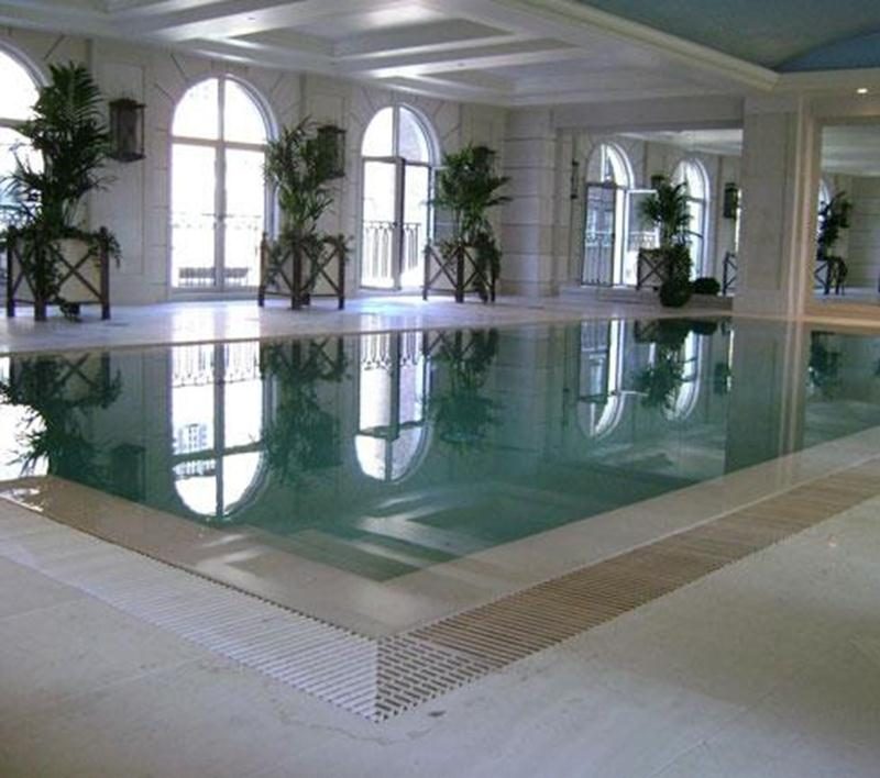 Piscine à débordement réalisée par les Services Eau de Gamme dans un condominium de prestige à Montréal.