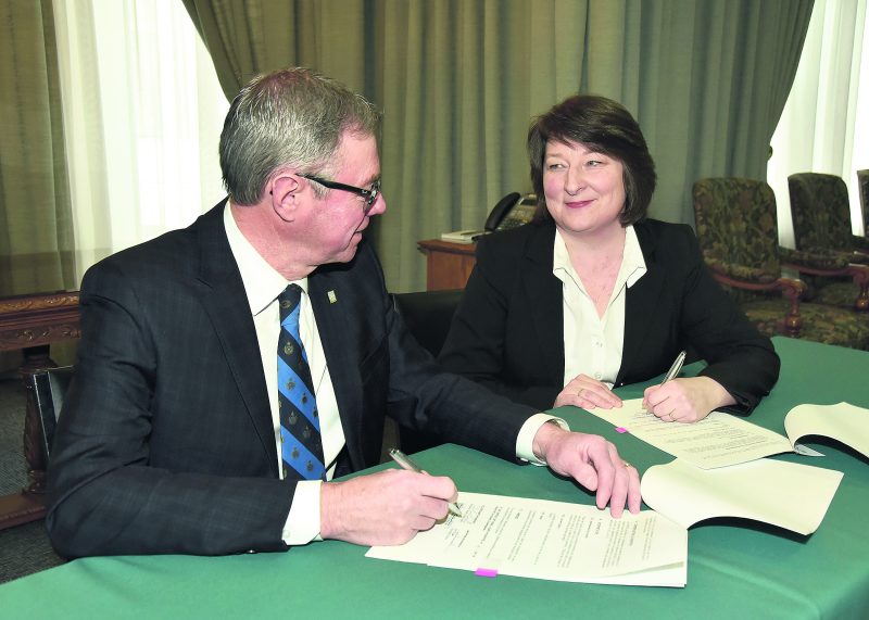 Le  maire de Saint-Hyacinthe, Claude Corbeil et la directrice de l’usine d’Upton des Fermes Burnbrae, Julie Dugal, ont signé l’entente de trois ans par laquelle l’entreprise s’engage à envoyer à la biométhanisation quelque 10 000 tonnes de résidus organiques par année.   Photo François Larivière | Le Courrier ©