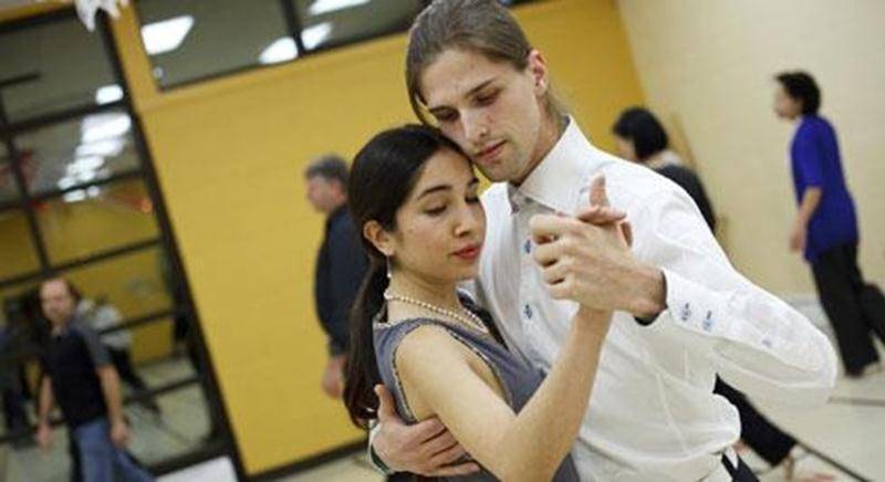 Marina Mauri et Jean-Philippe Dupéré offrent aux Maskoutains de s'initier au tango argentin, une danse ouverte et sensuelle où la créativité est toujours présente.