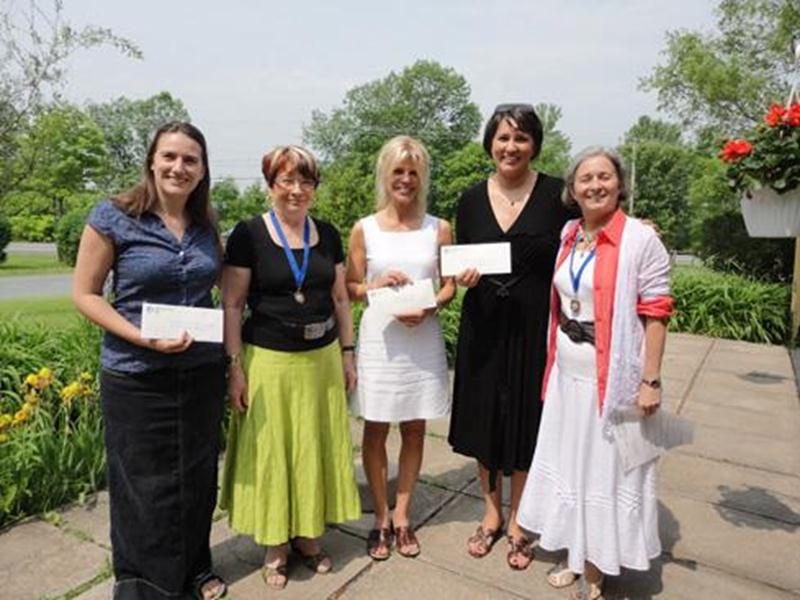 L’Association des retraitées et retraités de l’éducation et des autres services publics du Québec (AREQ), secteur Richelieu-Yamaska, a rendu hommage à ses bénévoles le 9 juin. À cette occasion, la Fondation Laure-Gaudreault, mise sur pied par l'association en 1990, a remis des chèques de 1000 $ au Trait d'Union Montérégien et aux Petits Archets, ainsi qu'un chèque de 2000 $ à la maison Victor-Gadbois. De gauche à droite, Valérie Ouellet (Trait d’Union Montérégien), Michèle Cardin Chartier (Fonda