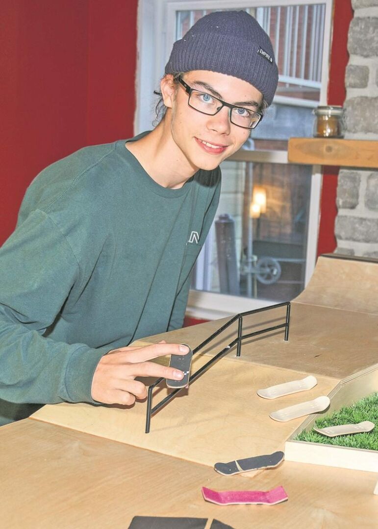 En plus de créer ses propres planches de fingerboard, Tommy Goulet construit également des skateparks miniatures. Photo François Larivière | Le Courrier ©