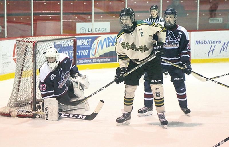 Le préposé à l’équipement des Grenadiers de Châteauguay, Martin Simoneau, a écopé de 20 matchs de suspension pour avoir remis des ancrages de but illégaux au préposé de la patinoire de Châteauguay dans la série contre les Gaulois. Photo Robert Gosselin | Le Courrier ©
