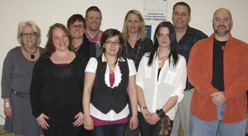 Les gagnants locaux et nationaux Patricia Gagné, Stéphanie Gagnon Lafleur, Isabelle Morin et Gilles Gagné sont accompagnés de l’enseignante Ginette Guillemette, de la vice-présidente de la Fédération des syndicats de l’enseignement (FSE) Josée Scalabrini, des enseignants et responsables du concours au CFM Louis Rousseau et Maude Vachon ainsi que du vice-président du syndicat de l’enseignement Val-Maska Luc Allard.