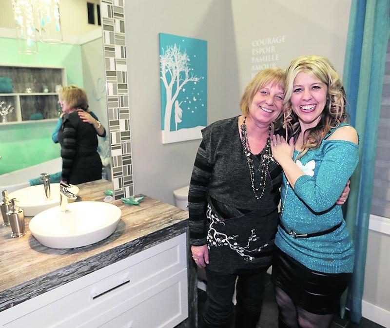 Des moments d’émotions attendaient Sylvie Lauzon à Expo-Habitat de Saint-Hyacinthe où elle a pu découvrir sa nouvelle salle de bain. Photo Robert Gosselin | Le Courrier ©