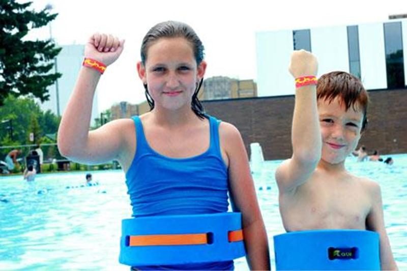 Tous les enfants inscrits aux camps de jour ont passé un test de natation à la piscine du quartier pour évaluer leurs habiletés aquatiques. Les enfants n’ayant pas réussi le test de natation doivent porter un bracelet rouge. Ces derniers doivent également rester en partie peu profonde et porter un objet flottant pour assurer leur sécurité.