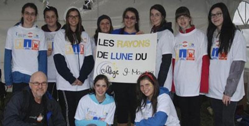 Le Collège Saint-Maurice était encore une fois bien représenté au Relais pour la vie de la Société canadienne du cancer, à Saint-Hyacinthe, le 7 juin dernier. Jeanne Esquilat, 3 e secondaire, a pris la capitainerie de l’équipe des « Rayons de lune » qui a bravé la pluie et le froid lors de cet évènement rassembleur. Bravo à Jeanne et à son équipe!