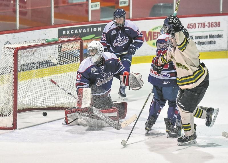 La prolongation a été nécessaire vendredi pour que les Gaulois l’emportent face aux Grenadiers de Châteauguay, de passage au Stade L.-P.-Gaucher. Photo François Larivière | Le Courrier ©