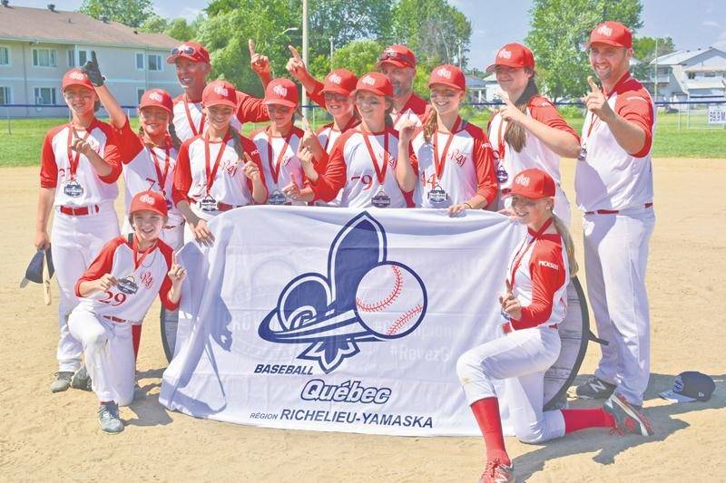 Les joueuses de l’équipe féminine Richelieu-Yamaska de la classe pee-wee affichent fièrement leur médaille d’or remportée au championnat provincial. Photo Courtoisie