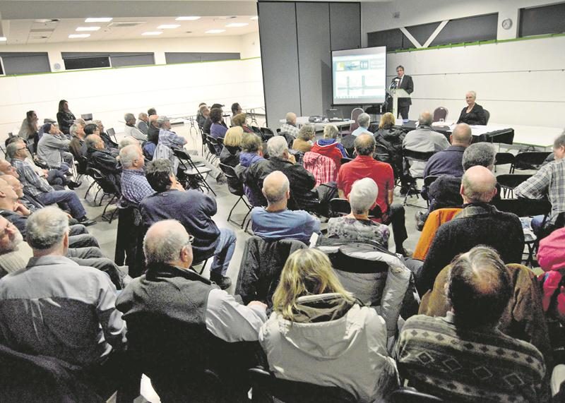 Le centre communautaire Christ-Roi, comme tous les édifices municipaux, ne peut accueillir d’activité à caractère politique pendant la campagne électorale. Sur la photo, des citoyens assistent à une séance d’information du ministère des Transports en 2016. Photothèque | Le Courrier ©
