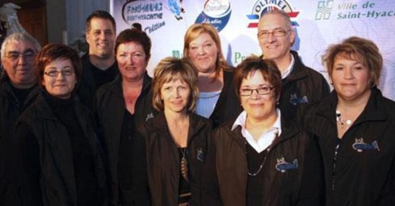 Le comité organisateur du Festi-Mahg : première rangée; Linda St-Pierre, Sylvie Carbonneau, Dominique Lussier. Deuxième rangée; Manon Bisson, Christiane Lussier, Marie-Claude Champagne et Yves Desrosiers. Troisième rangée; Serge Messier, Eric Courchesne.