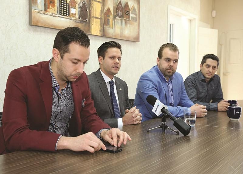 Quatre des onze membres de la Table consultative des jeunes gens d’affaires de Saint-Hyacinthe ont livré leur appui au projet de Réseau Sélection sous l’œil attentif du maire Claude Corbeil, qui leur a laissé la parole. Photo Robert Gosselin | Le Courrier ©