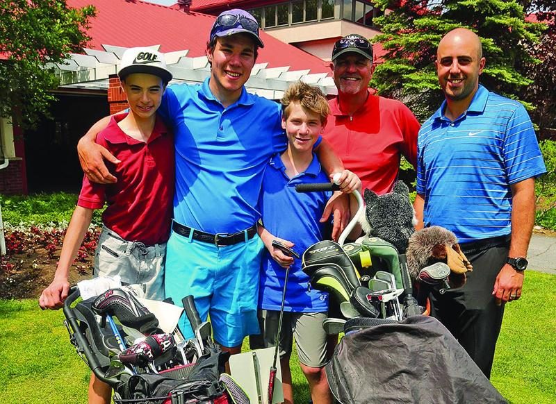 Sur la photo, les trois golfeurs du programme sport-études, Gabriel Masse, Charles St-Germain et Nicolas Julien, en compagnie de l’entraîneur-cadre Luc Deschamps et de Bruno Chicoine, directeur du Club de golf de Saint-Hyacinthe. Photo Robert Gosselin | Le Courrier ©