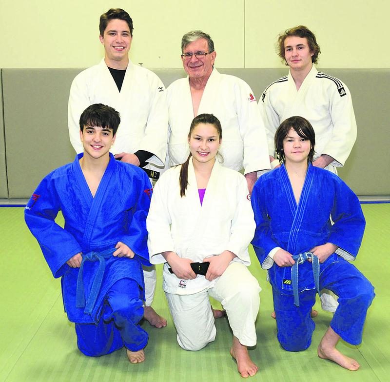 Sept judokas du club de Saint-Hyacinthe s’envoleront pour Calgary à la mi-mai pour participer au championnat canadien de judo. Sur la photo, on voit à l’avant Félix Archambault, Audrey Poirier et Zachary Daviau, puis à l’arrière Jérémie Poirier, l’entraîneur Louis Graveline et Benjamin Daviau. (Absents : Ève Arès et Tristan Laganière-Bolduc) Photo François Larivière | Le Courrier ©