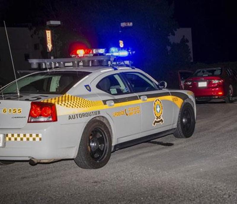 Un jeune homme de 19 ans a été arrêté dans la nuit de mardi à mercredi après avoir tenu les policiers en haleine durant une partie de la nuit. Les policiers ont voulu intercepter un véhicule, qui avait été rapporté volé, à la hauteur de Drummondville, mais le conducteur a refusé de s'immobiliser et une poursuite s'est enclenchée. Le fuyard a finalement abandonné sa voiture à Saint-Hyacinthe, dans le quartier Sainte-Rosalie, avant de prendre la fuite à pied. Les policiers l'ont retrouvé plus tard