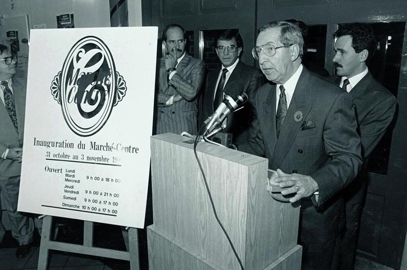 M. Rhéaume lors du dévoilement de la nouvelle signature du Marché-Centre en novembre 1991.