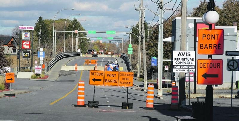 Le pont Bouchard, au centre-ville de Saint-Hyacinthe, a été fermé d’urgence le 2 octobre. Photo François Larivière | Le Courrier ©