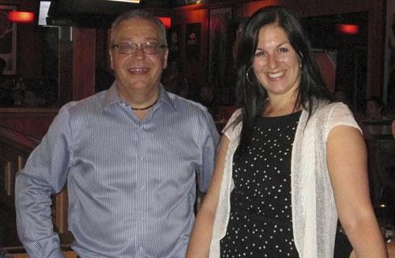MADH, Maison alternative de développement humain, organisme d’hébergement en santé mentale, a tenu son premier souper-bénéfice le 6 juin au restaurant La Cage aux sports. Grâce à ce premier souper-bénéfice et aux autres dons recueillis, MADH a ramassé la somme de 2 175 $. Sur la photo on reconnaît, Benoît Labbé, président du conseil d’administration de MADH; et Marie-Claude Morin, députée fédérale de Saint-Hyacinthe-Bagot, présidente d’honneur du souper-bénéfice.