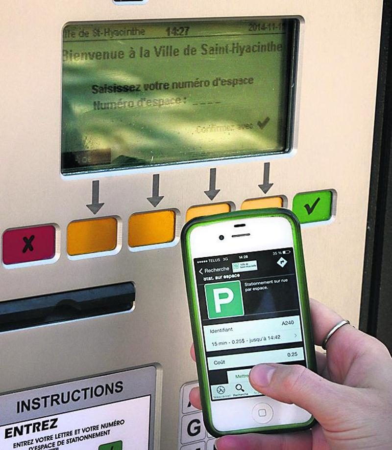 La Ville de Saint-Hyacinthe contrevient à la loi en chargeant des frais de transaction de 0,30 $ aux utilisateurs du paiement mobile pour le stationnement. Photo François Larivière | Le Courrier ©