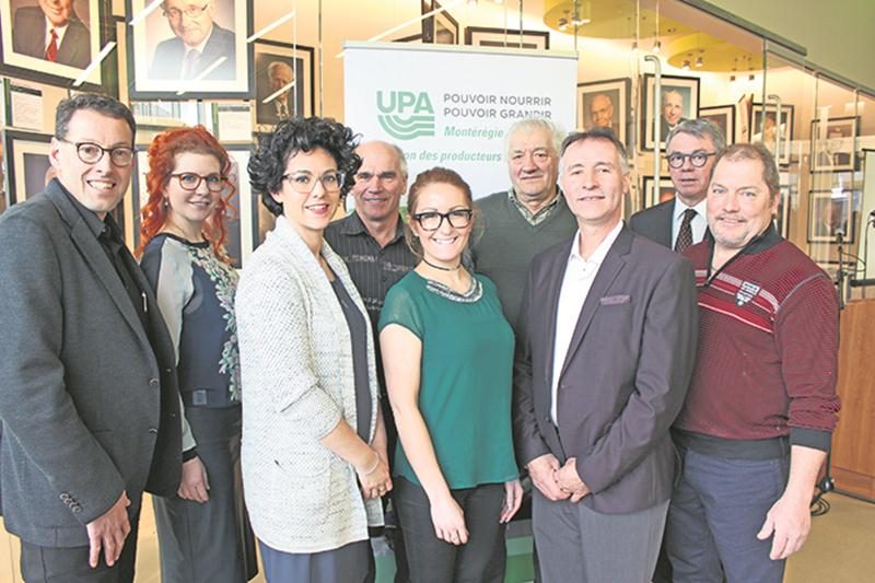 Tous prêts pour le 6e gala Agristars : François Brouillard, Josée Bournival, Anne-Marie St-Germain, Brigitte Sansoucy, Réal Picard, Virginie Brault-Lafleur, Chantal Soucy, Rénald Lafrenaye, Réjean Racine, Claude Corbeil et Daniel Veilleux. Photo Robert Gosselin | Le Courrier ©