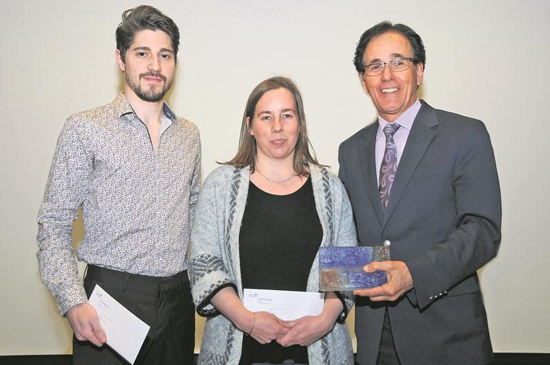 Alexandre Quessy et Coralie Goetz, étudiants des cycles supérieurs à la Faculté de médecine vétérinaire de Saint-Hyacinthe, reçoivent le Prix de la Technopole des mains de Bernard Forget, président de Saint-Hyacinthe Technopole, pour l’excellence de leur dossier académique et de leurs projets de recherche liés aux biotechnologie agroalimentaires et vétérinaires. Photo : Faculté de médecine vétérinaire de l’Université de Montréal