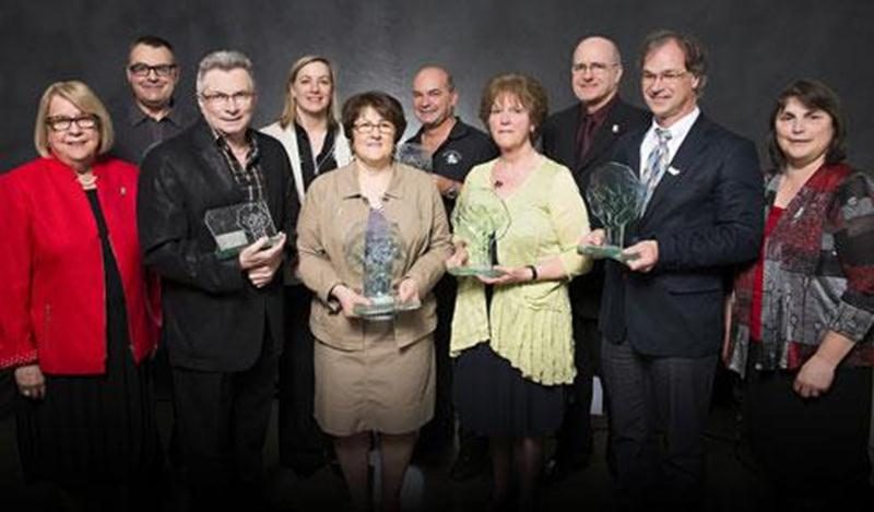 Quatre prix et deux mentions ont été attribués à cette quatrième édition du prix Distinction-Famille. Nous voyons ici Francine Morin, préfet de la MRC, Guy Jodoin, de IGA Famille Jodoin, Alain Pelletier, des Amis du Crépuscule, Marie-France Desmarais, de l'usine Brookside, Claudine Gauvin, de la Moisson maskoutaine, Réal Lafleur, de Brookside, Rita Labossière, Gabriel Michaud, directeur général de la MRC, Richard Flibotte, directeur général de la Commission scolaire et Raymonde Plamondon, présid