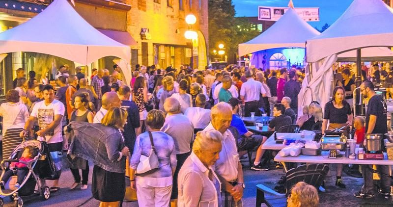 La vente-trottoir au centre-ville demeure populaire en soirée. Photo François Larivière | Le Courrier ©