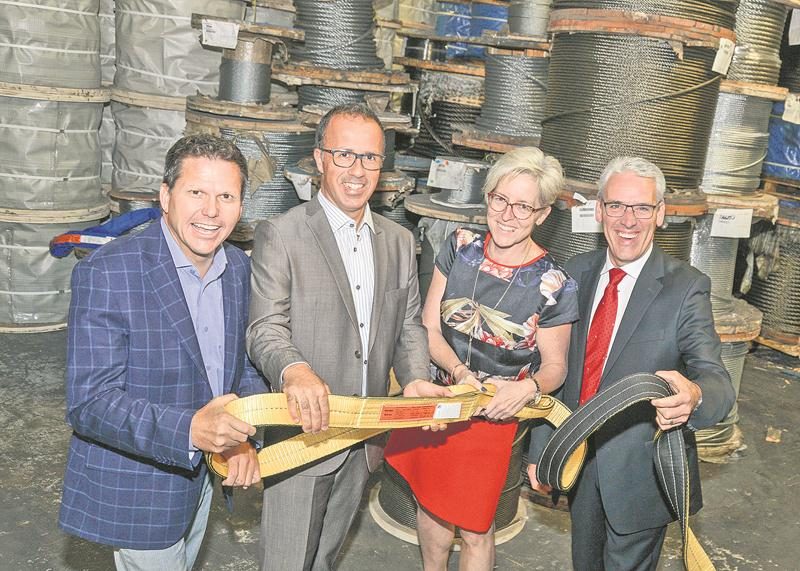 Les quatre propriétaires de l’entreprise Ben-Mor. Dans l’ordre habituel, Richard Plante, vice-président ventes & marketing; Éric Rompré, vice-président production; Lyne-Mireille Leduc, vice-présidente finances et Benoît Frappier, président-directeur général. François Larivière | Le Courrier ©