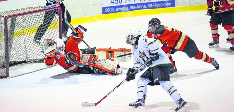 La brigade défensive des Cantonniers de Magog a causé bien des maux de tête aux attaquants des Gaulois tout au long de la série. Photo Robert Gosselin | Le Courrier ©