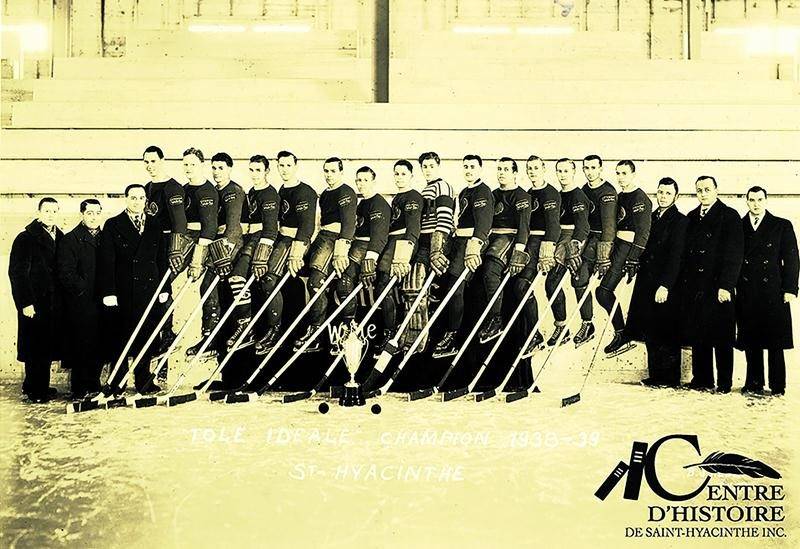 Le club de l’usine « Tôle Gaufrée idéale », un des premiers à jouer sur la glace du stade municipal. Coll. Centre d’histoire de Saint-Hyacinthe, Studio B. J. Hébert, CH410.
