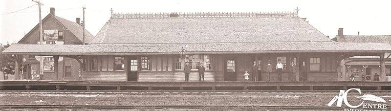 La gare des Comtés-Unis au coin des rues Dessaulles et Desaulniers, durant les années 1910, Centre d’histoire de Saint-Hyacinthe, CH085.