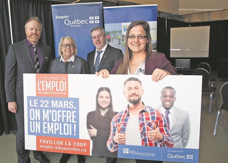 De gauche à droite, François Vincent, directeur des CLE de Saint-Hyacinthe et d’Acton Vale; Francine Morin, préfet de la MRC des Maskoutains; Charles Fillion, directeur associé à la MRC des Maskoutains; et Marie-Line Rochette, conseillère au développement économique à la MRC d’Acton.  Photo Robert Gosselin | Le Courrier ©