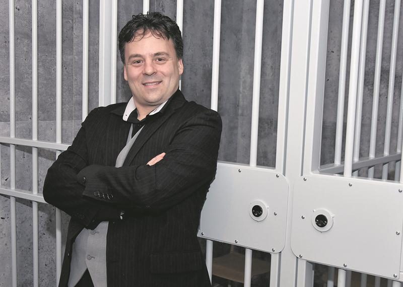 Patrick Bernard est particulièrement fier du réalisme de ses scénarios, dont L’Alpha Bêta, qui se situe dans une cellule de prison. Photo François Larivière | Le Courrier ©