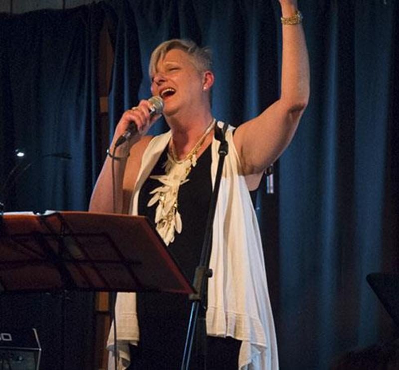 Sur la photo, la chanteuse du groupe VINTAGE, Jocelyne Beaudoin.