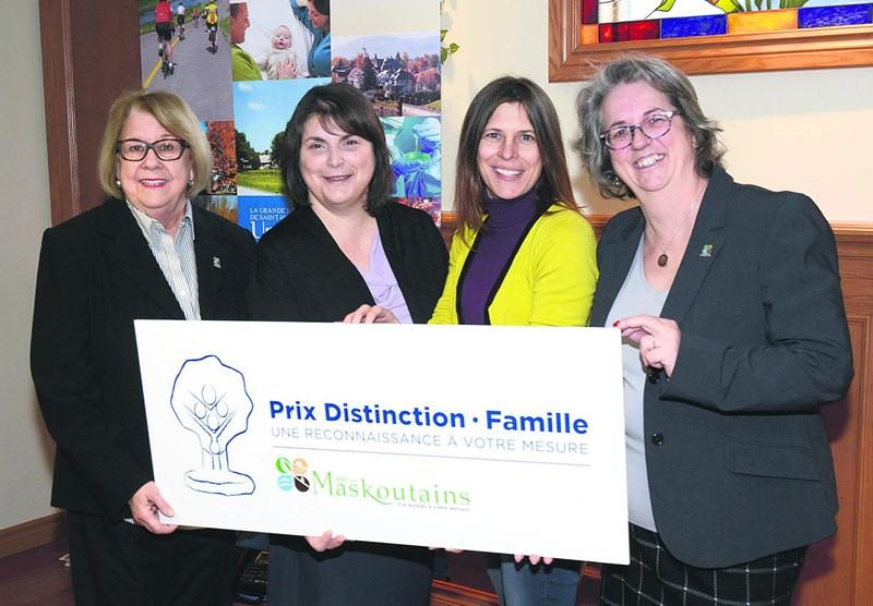 Francine Morin, préfet de la MRC, Raymonde Plamondon, présidente de la Commission de la ­famille, Sophie Côté, créatrice des sculptures accompagnant les prix et Élyse Simard, chargée de projet à la famille, invitent les citoyens et les groupes à participer nombreux à l’édition 2016 du prix Distinction - Famille. Photo François Larivière | Le Courrier ©